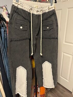 POL Two-Tone Drawstring Cargo Pants - Gray and Cream
14-17 Waist
11 Rise
27 L